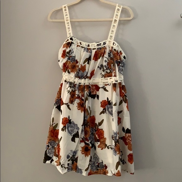 🆕FLORAL DRESS - Picture 4 of 6